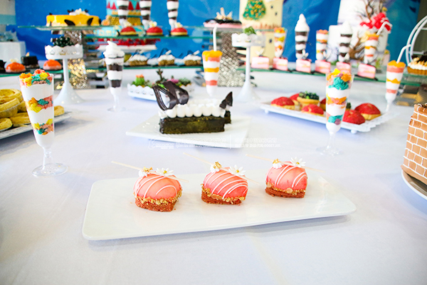 红丝绒草莓蛋糕