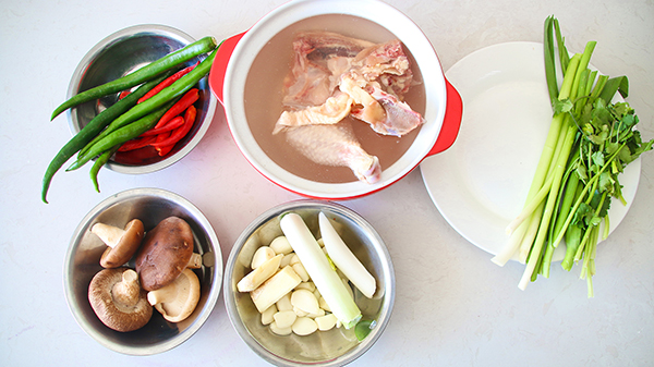 黄焖鸡原料准备