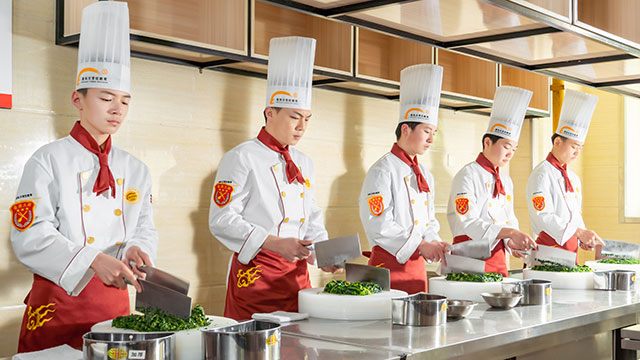 20多岁转行学厨师晚吗？就业前景如何？