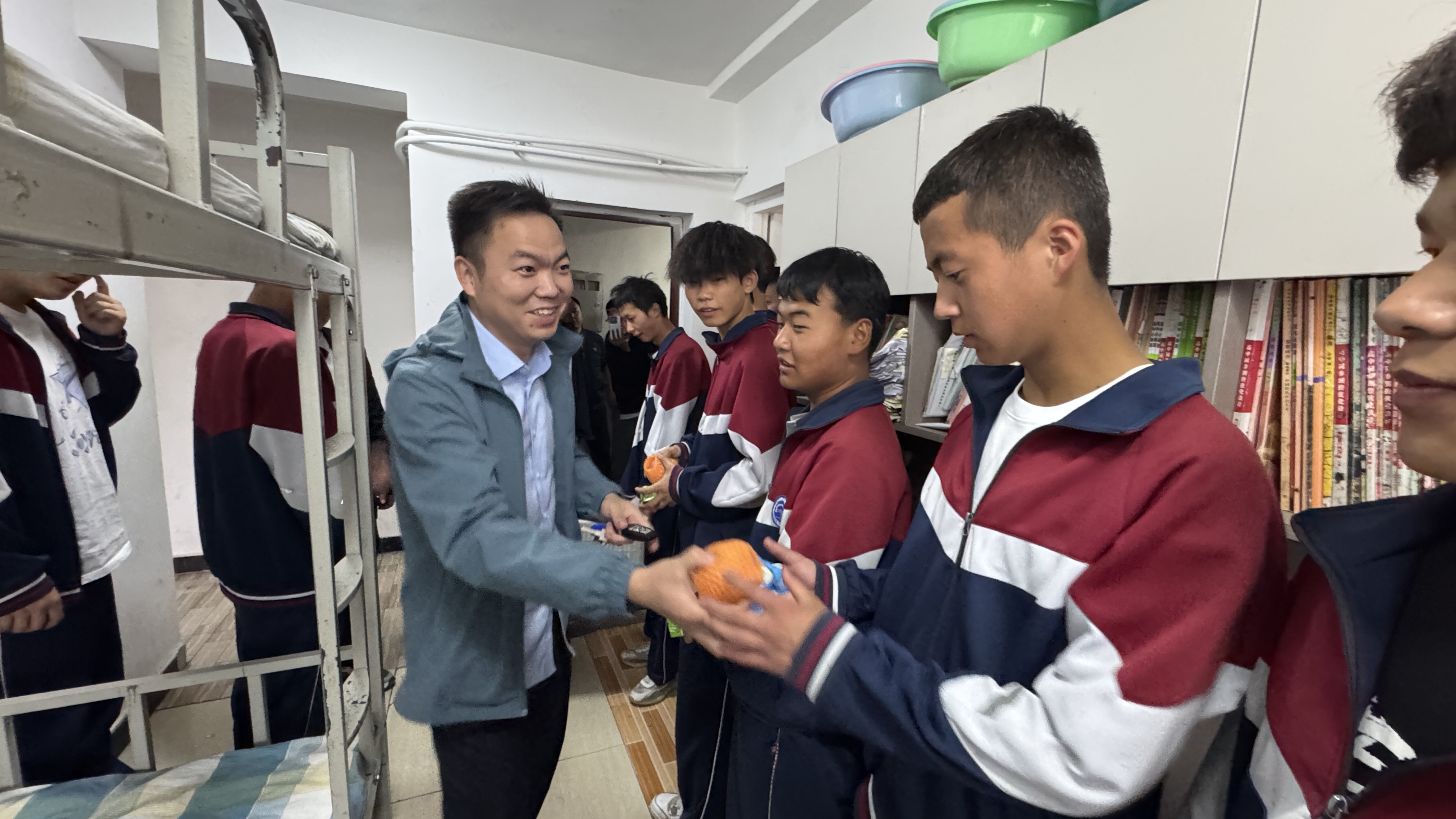 心系学生，温暖至寝 | 青海新东方校长亲自带队深入学生宿舍走访慰问